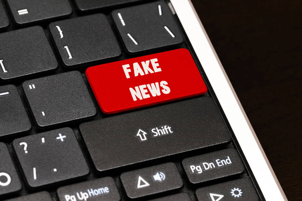 Fake News auf roter Eingabetaste auf schwarzer Tastatur - Foto, Bild