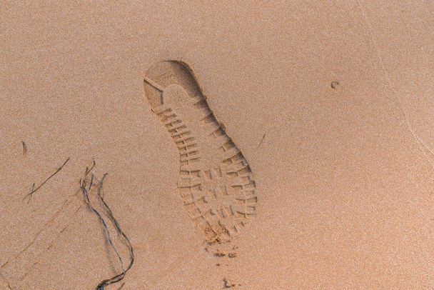 Impronte sulla sabbia vicino alle onde
 - Foto, immagini
