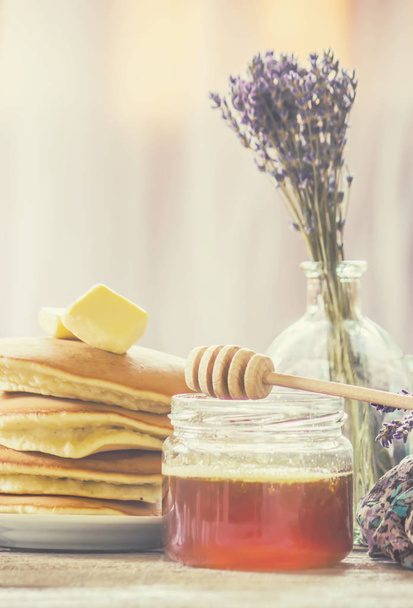 pannenkoeken met boter en honing en citroen thee voor het ontbijt. selectieve aandacht.  - Foto, afbeelding