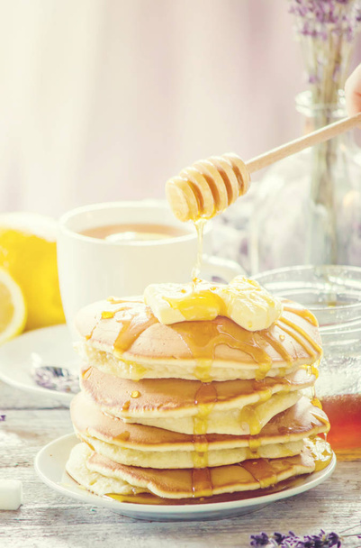 palačinky s máslem a medem a citrónem čaj k snídani. Selektivní fokus.  - Fotografie, Obrázek