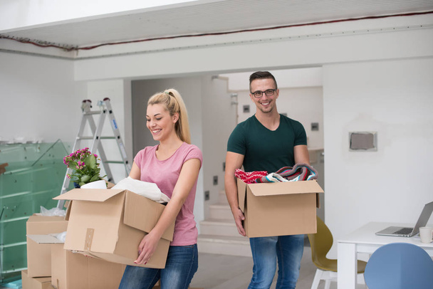 young couple moving into a new home - Foto, Imagen