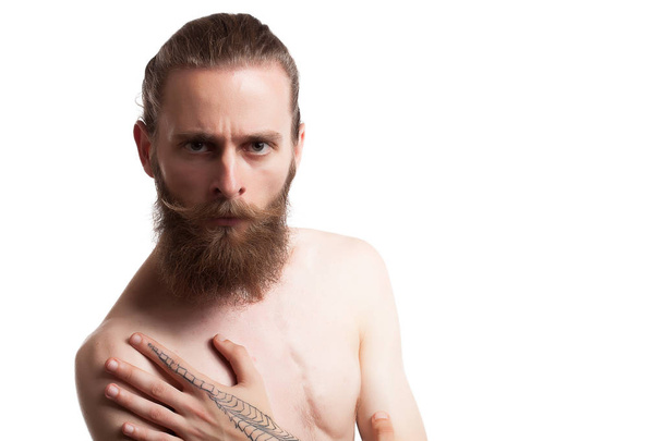 Beyaz arka plan üzerinde serin sakallı dövmeli hipster - Fotoğraf, Görsel