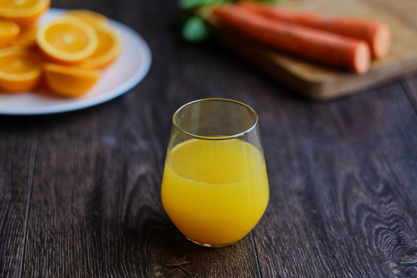 succo d'arancia in un bicchiere - Foto, immagini