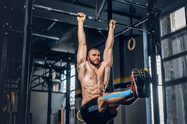 Спортивный мужчина делает упражнения ABS
 - Фото, изображение