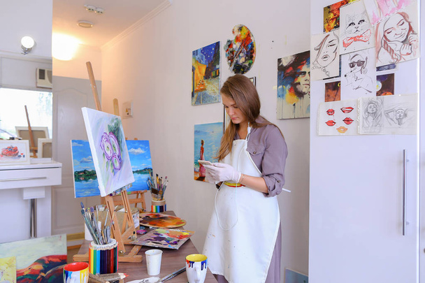 Bella giovane pittore dipinge quadro utilizza pennelli e olio, e
 - Foto, immagini