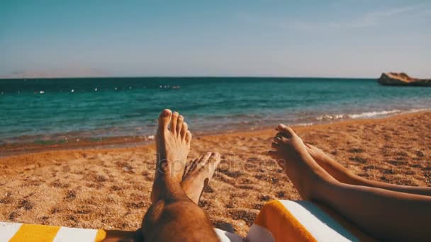 Τα πόδια της δυο άτομα που βρίσκεται στην παραλία ξαπλώστρες δίπλα στην Ερυθρά θάλασσα - Πλάνα, βίντεο