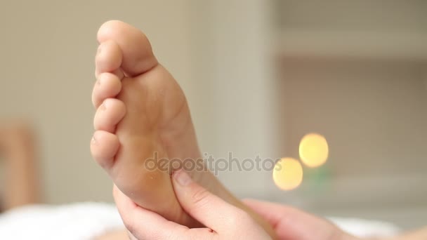 Colpo di massaggio ai piedi Riflessologia
 - Filmati, video