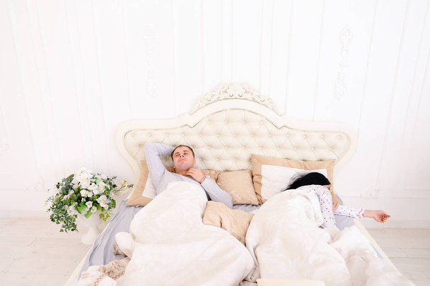 Az ember nem tud aludni az ágyban, gondolkodás, míg a felesége alvás - Fotó, kép