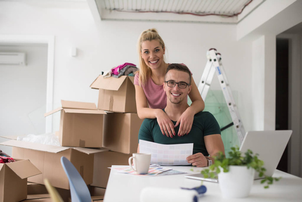 Young couple moving in a new home - Foto, imagen