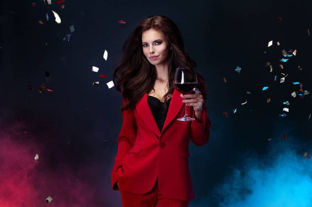 Beautiful brunette woman with wine - Foto, afbeelding