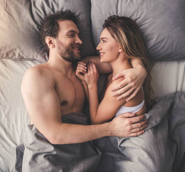 nádherný pár v posteli - Fotografie, Obrázek