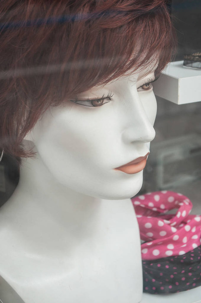  mannequin in a wig shop - Foto, afbeelding