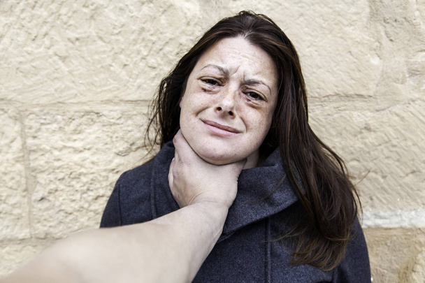 Vrouw met gekneusd ogen - Foto, afbeelding