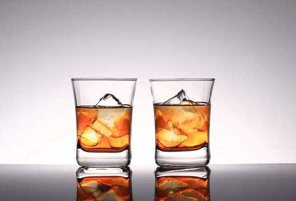 Üveg whiskey-t és a jég - Fotó, kép