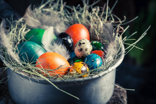 Quail and hen eggs for Easter in the old bowl - Foto, imagen