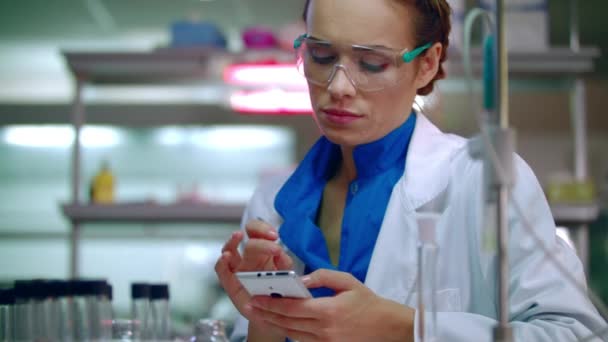 医学者が研究室での携帯電話で入力します。研究室で携帯電話を使用してラボ技術者 - 映像、動画