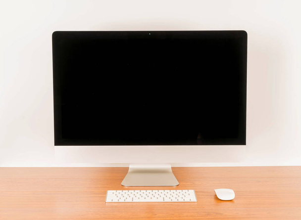 Ordenador de escritorio en blanco
  - Foto, imagen