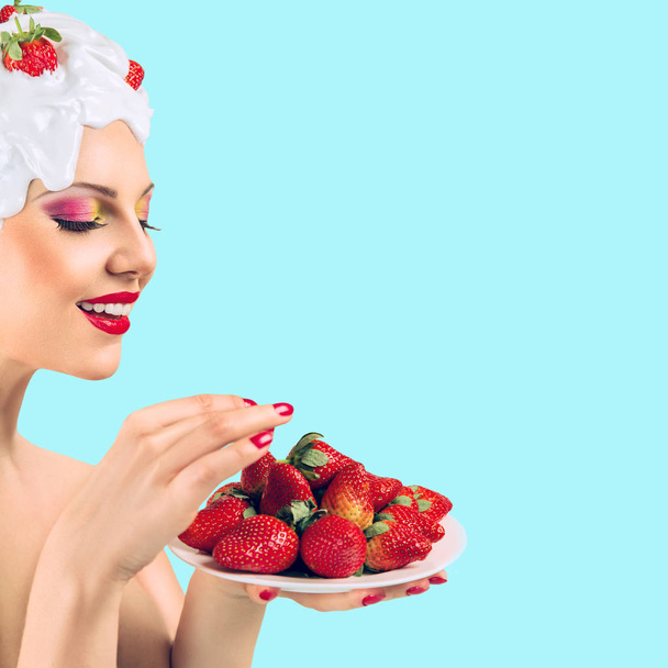 Woman with strawberry - Zdjęcie, obraz
