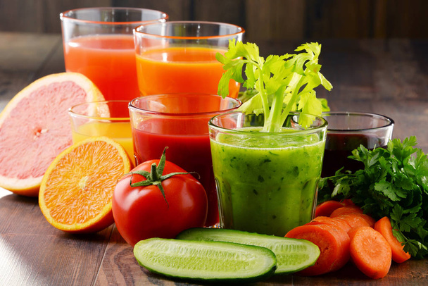 Okulary z świeżych organicznych warzyw i soków owocowych - Zdjęcie, obraz