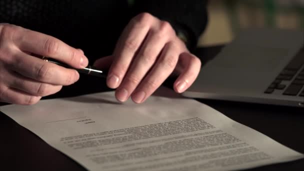 Lövés közelről mans kezében, aki elhagyja az aláírás megállapodás. - Felvétel, videó