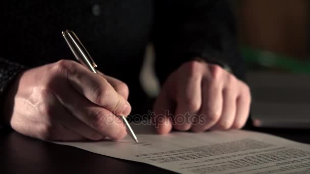 Colpo vicino di mani di uomo d'affari che firma il documento per società di trasferimento
. - Filmati, video