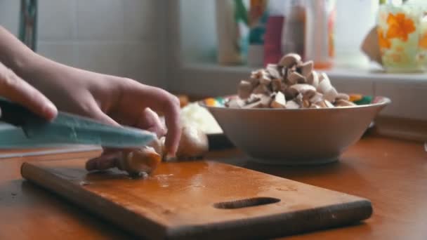 Cortando cogumelos em uma placa de cozinha
 - Filmagem, Vídeo