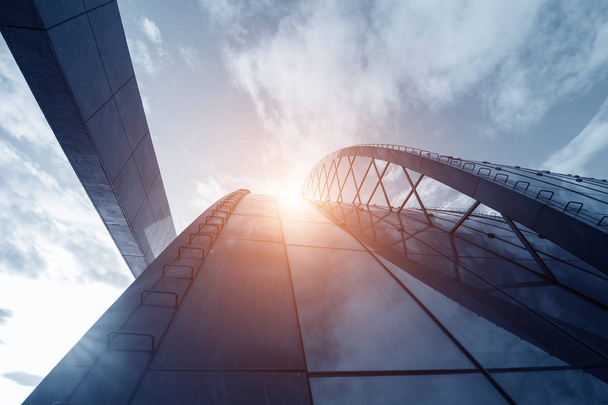 Perspectives brillantes pour les entreprises. immeuble de bureaux moderne avec beau ciel ensoleillé
. - Photo, image