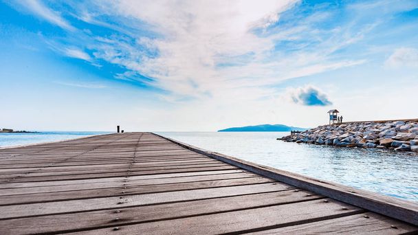 Ahşap tahta iskele ile deniz manzarası ve parlak mavi gökyüzü - Fotoğraf, Görsel