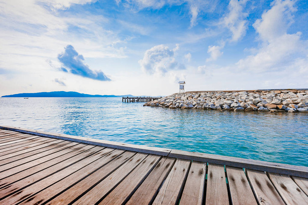 Ahşap tahta iskele ile deniz manzarası ve parlak mavi gökyüzü - Fotoğraf, Görsel