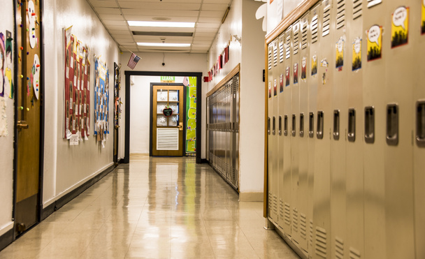 школьная концепция - коридоры с шкафчиками без студентов
 - Фото, изображение