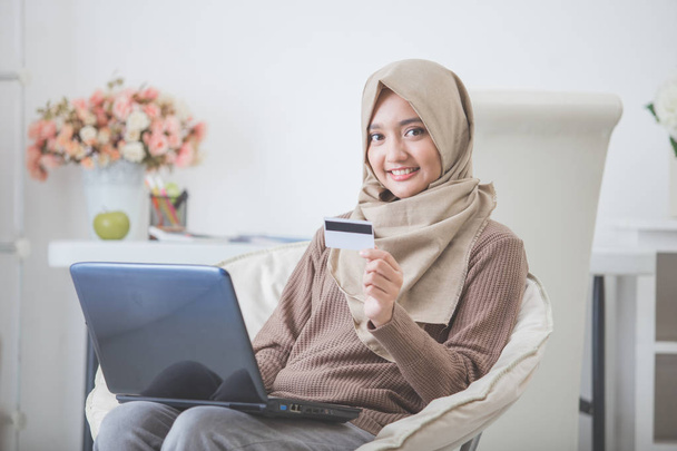 happy woman purchasing product via online shopping - Фото, зображення