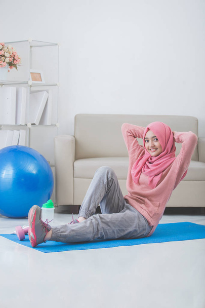Kobieta, rozciąganie podczas wykonywania ćwiczeń w domu - Zdjęcie, obraz