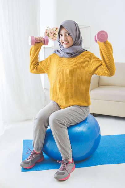 attractive muslim woman fitness using dumbbell - Zdjęcie, obraz