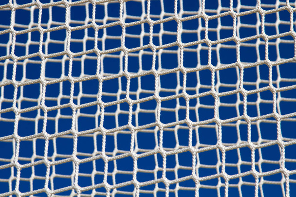 Hintergrund des Netzes gegen blauen Himmel - Foto, Bild