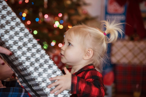 menina ajudando a passar presentes na manhã de Natal - Foto, Imagem