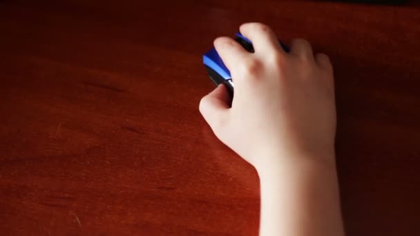 κοντινό πλάνο του εφήβου χέρι χρησιμοποιώντας ένα ποντίκι υπολογιστή - Πλάνα, βίντεο