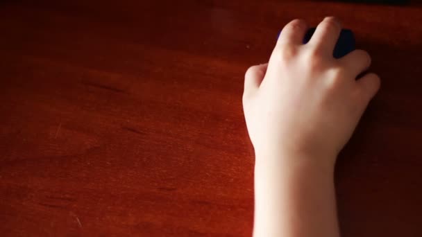крупним планом рука підлітка за допомогою комп'ютерної миші
 - Кадри, відео