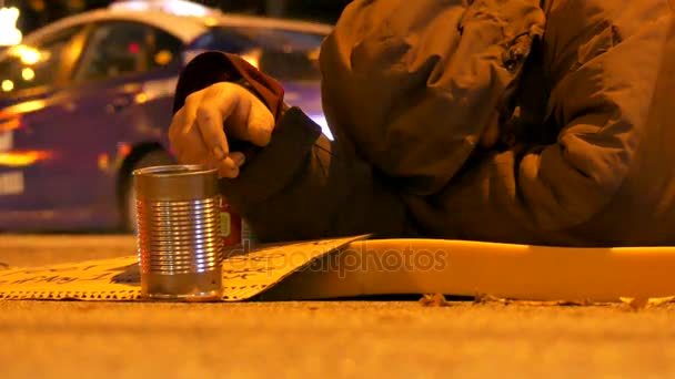 Бездомный спит на улице
 - Кадры, видео