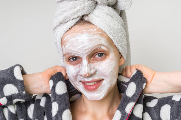 Frau trägt natürliche Gesichtsmaske aus saurer Sahne auf - Foto, Bild