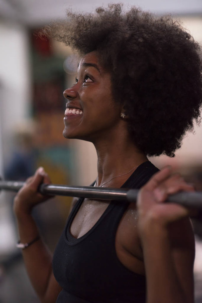 black woman lifting empty bar - Zdjęcie, obraz