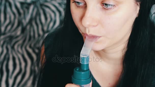 Dívka s onemocnění astmatem pomocí nebulizátoru doma - Záběry, video