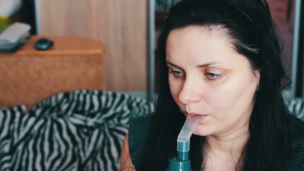 La fille avec l'asthme de la maladie, en utilisant un nébuliseur à la maison
 - Séquence, vidéo