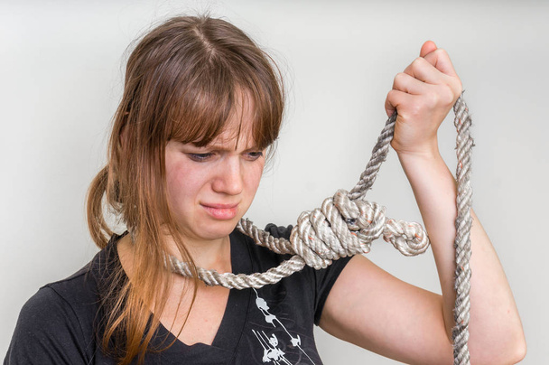 Жінка з носом навколо шиї концепція самогубства
 - Фото, зображення