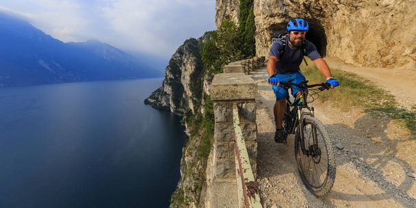 ガルダ湖の山の自転車に乗る男  - 写真・画像