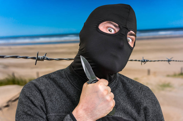 Terrorista amenazando a países occidentales con cuchillo
 - Foto, imagen