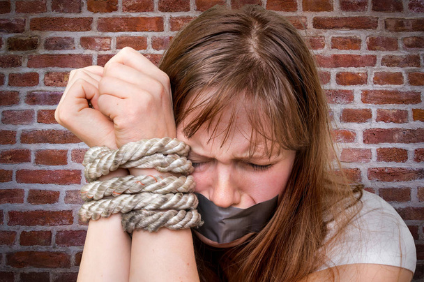 Manos atadas de cuerda de mujer maltratada - concepto de violencia
 - Foto, Imagen