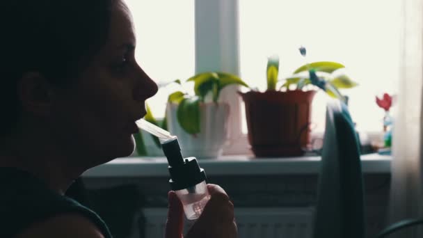 das Mädchen inhaliert Asthma-Medikamente durch den Vernebler - Filmmaterial, Video