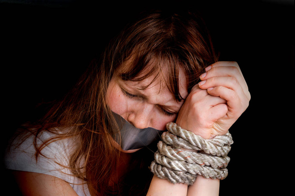 Bántalmazott nő elszigetelt fekete kötött kötelet kezében - Fotó, kép