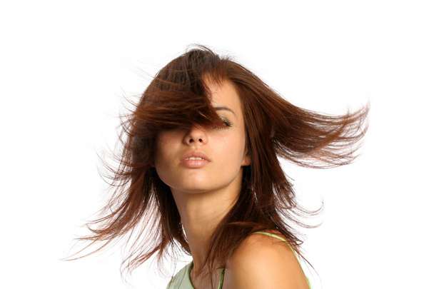 Jeune fille brune avec une coiffure en mouvement
 - Photo, image