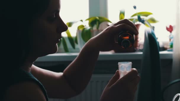 Frau benutzt Vernebler für Asthma und Lungenkrankheiten zu Hause - Filmmaterial, Video